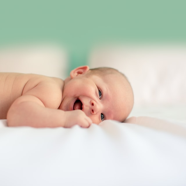 Na čem má spát novorozenec?